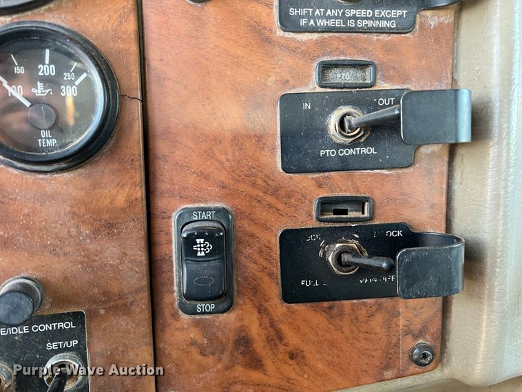 image for item DS2782 2009 Peterbilt 340  fuel / lube truck