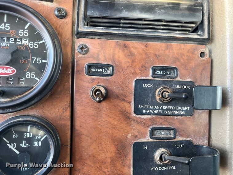 image for item DS2782 2009 Peterbilt 340  fuel / lube truck