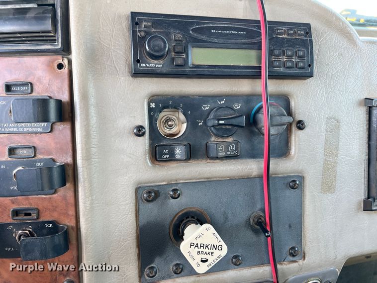 image for item DS2782 2009 Peterbilt 340  fuel / lube truck