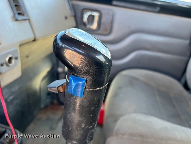 image for item DS2782 2009 Peterbilt 340  fuel / lube truck