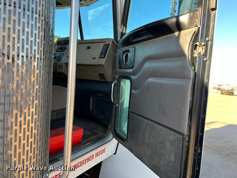 image for item DS2782 2009 Peterbilt 340  fuel / lube truck