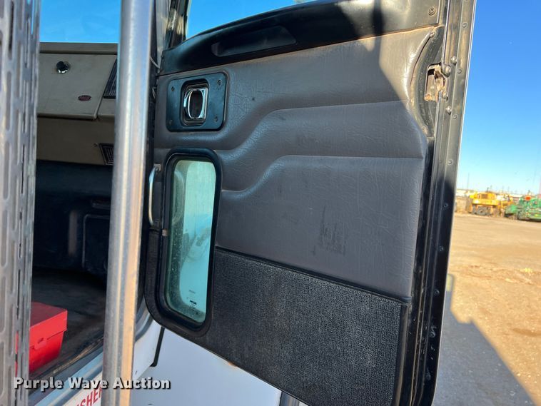 image for item DS2782 2009 Peterbilt 340  fuel / lube truck