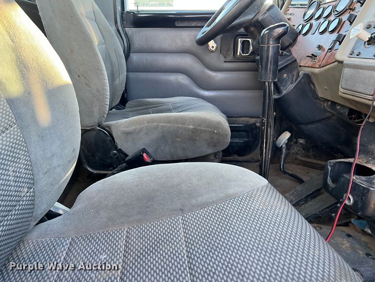 image for item DS2782 2009 Peterbilt 340  fuel / lube truck