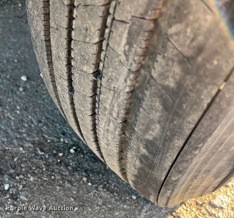 image for item DS2782 2009 Peterbilt 340  fuel / lube truck