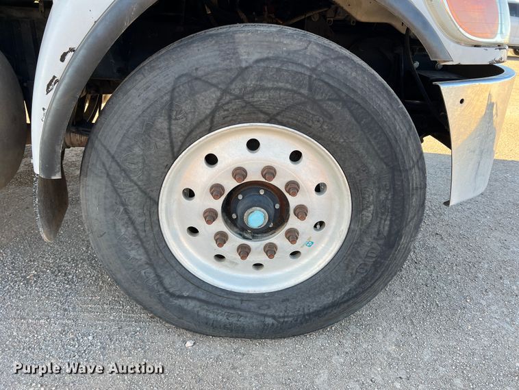 image for item DS2782 2009 Peterbilt 340  fuel / lube truck