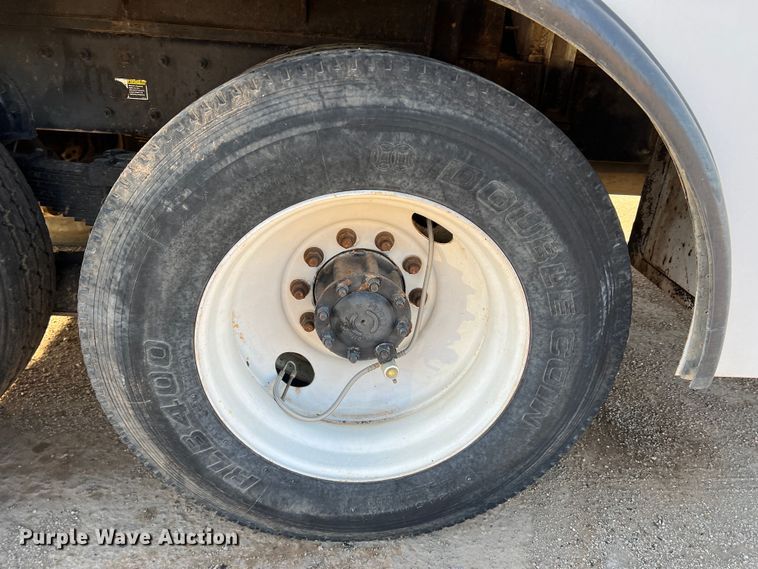 image for item DS2782 2009 Peterbilt 340  fuel / lube truck