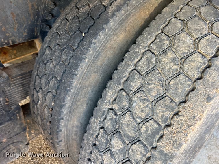 image for item DS2782 2009 Peterbilt 340  fuel / lube truck