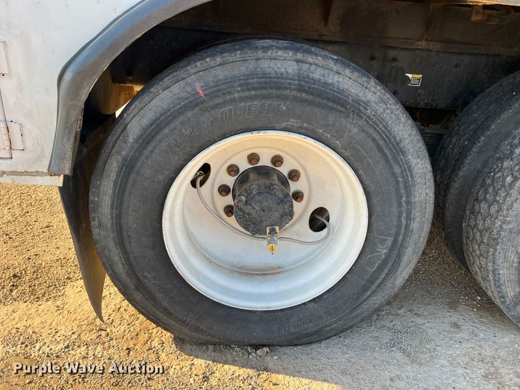 image for item DS2782 2009 Peterbilt 340  fuel / lube truck