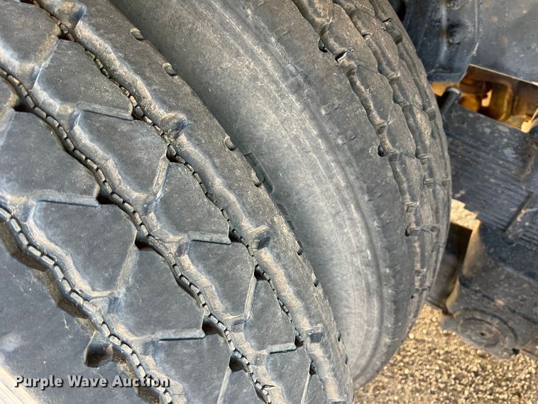 image for item DS2782 2009 Peterbilt 340  fuel / lube truck