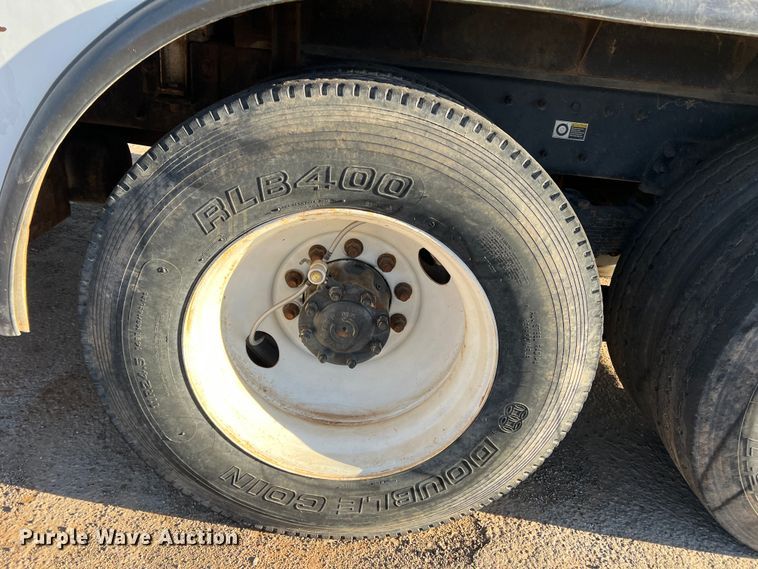 image for item DS2782 2009 Peterbilt 340  fuel / lube truck