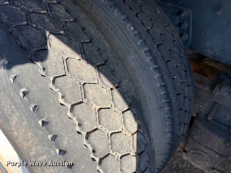 image for item DS2782 2009 Peterbilt 340  fuel / lube truck