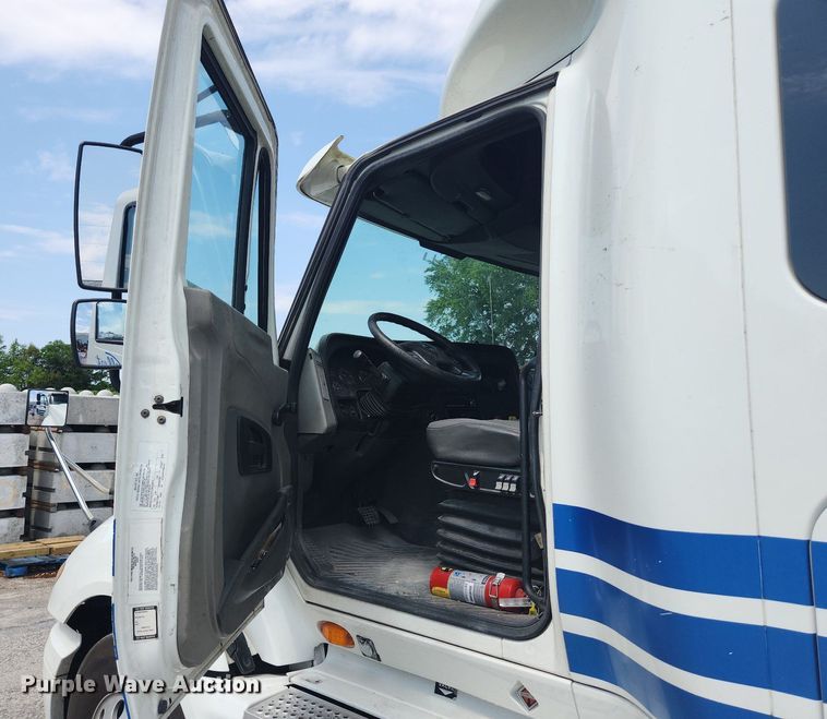 image for item EA9442 2015 International ProStar  semi truck