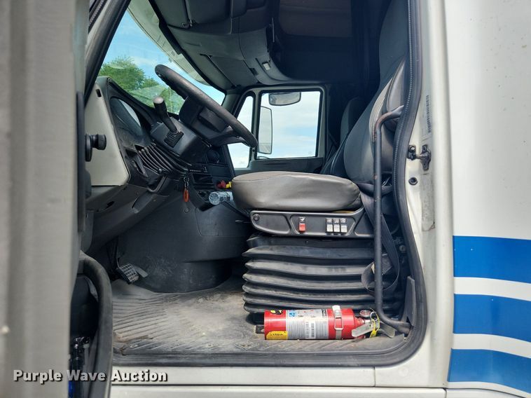 image for item EA9442 2015 International ProStar  semi truck