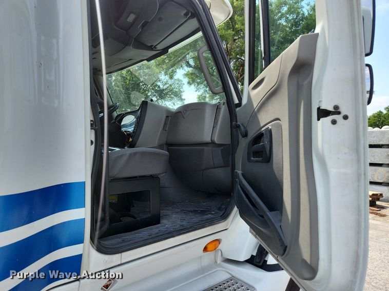 image for item EA9442 2015 International ProStar  semi truck