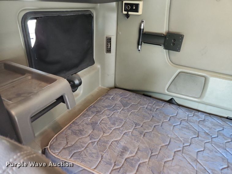 image for item EA9442 2015 International ProStar  semi truck