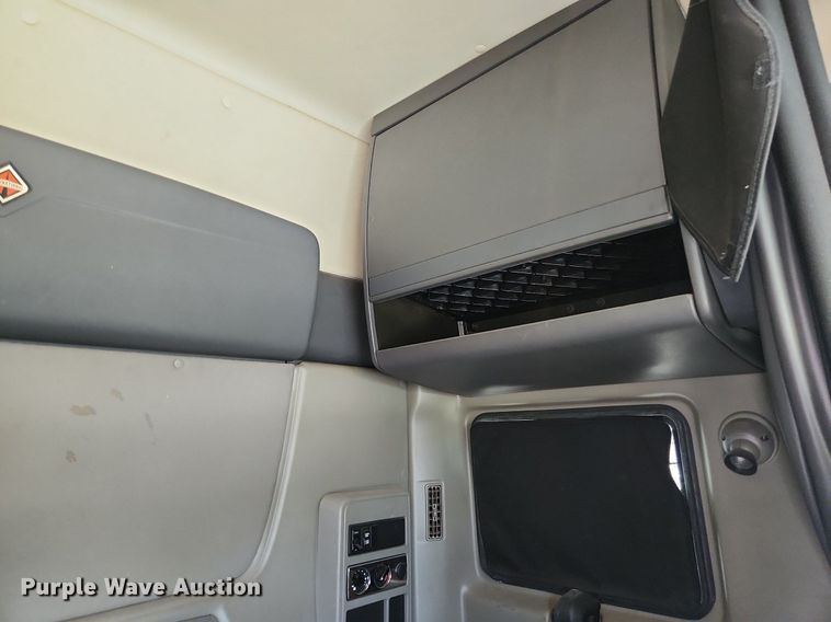 image for item EA9442 2015 International ProStar  semi truck