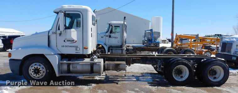 image for item IO9466 2003 Freightliner Century Class CST120  truck cab and chassis