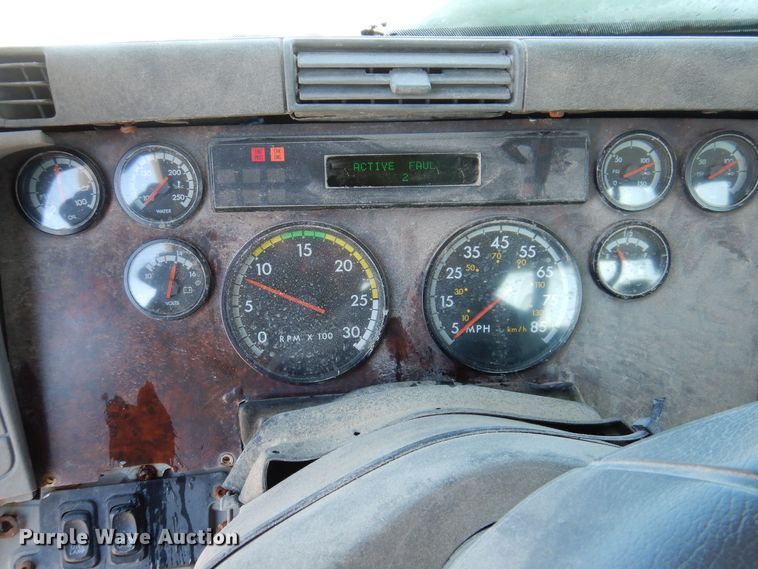 image for item IO9466 2003 Freightliner Century Class CST120  truck cab and chassis