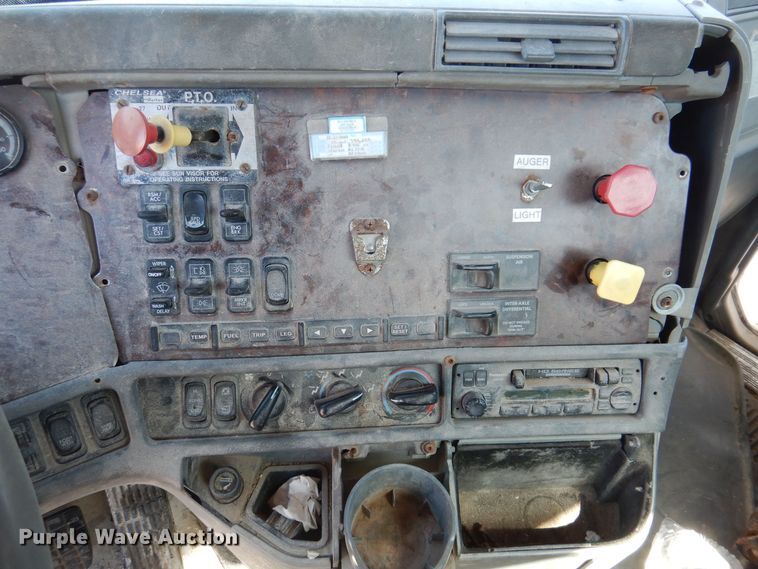 image for item IO9466 2003 Freightliner Century Class CST120  truck cab and chassis