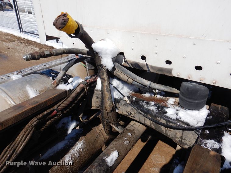 image for item IO9466 2003 Freightliner Century Class CST120  truck cab and chassis