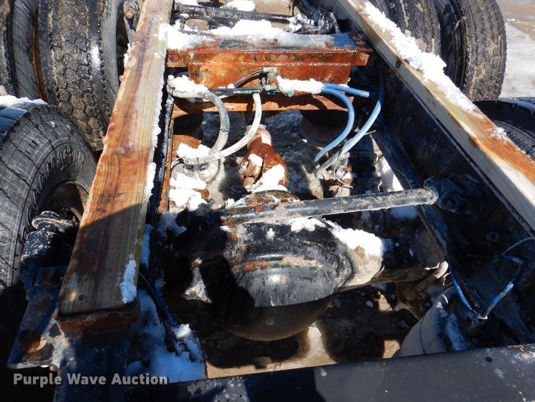 image for item IO9466 2003 Freightliner Century Class CST120  truck cab and chassis