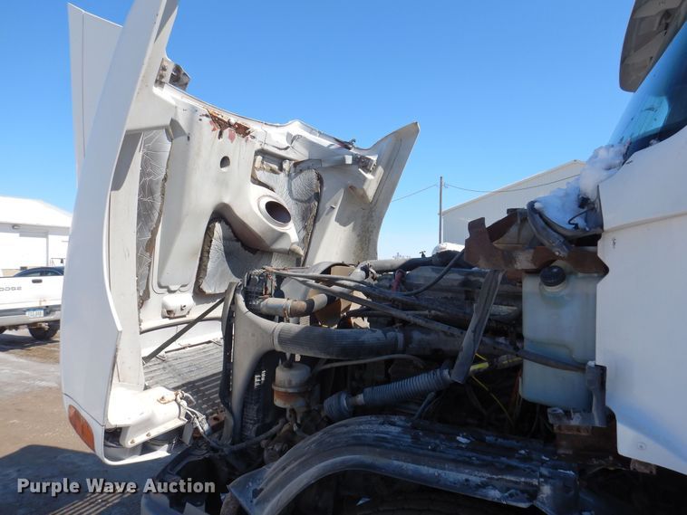 image for item IO9466 2003 Freightliner Century Class CST120  truck cab and chassis