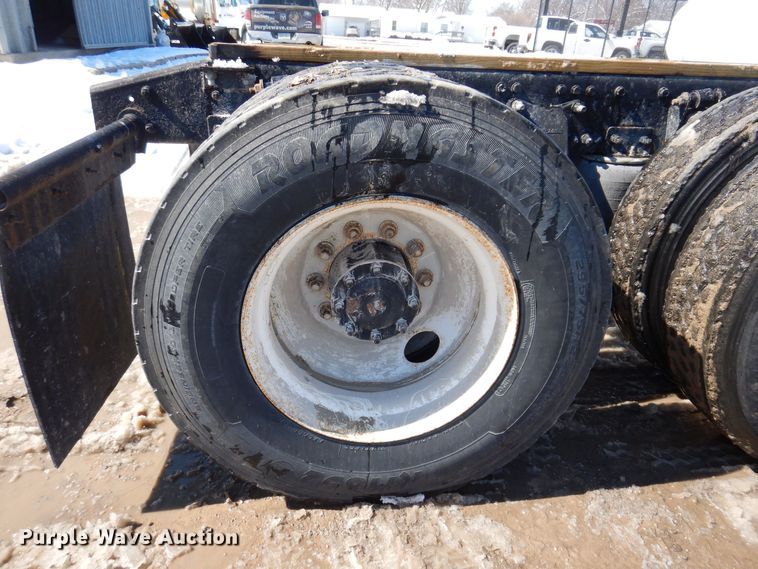 image for item IO9466 2003 Freightliner Century Class CST120  truck cab and chassis