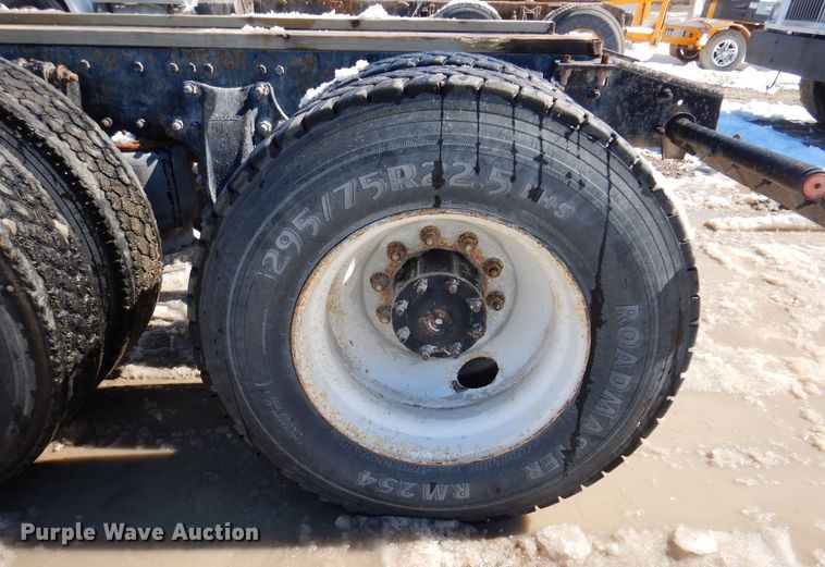 image for item IO9466 2003 Freightliner Century Class CST120  truck cab and chassis