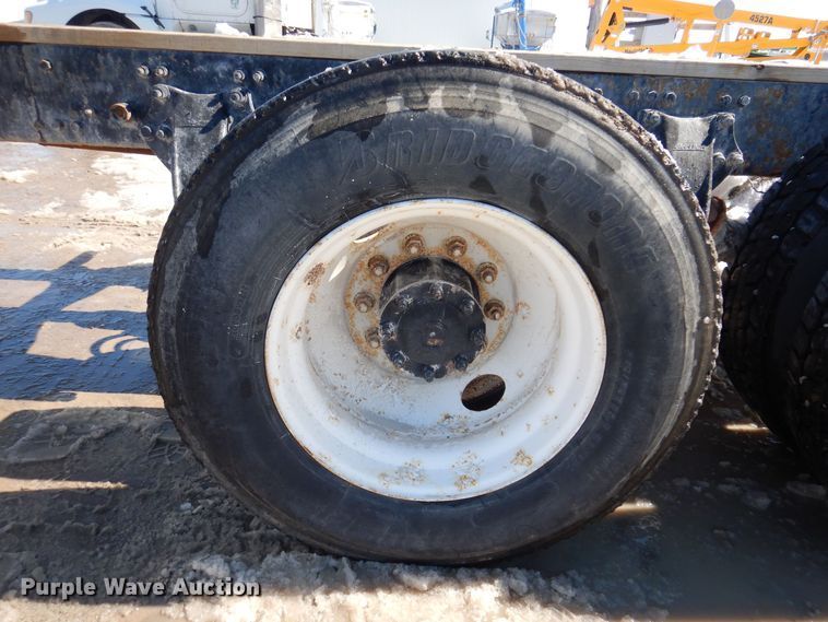 image for item IO9466 2003 Freightliner Century Class CST120  truck cab and chassis