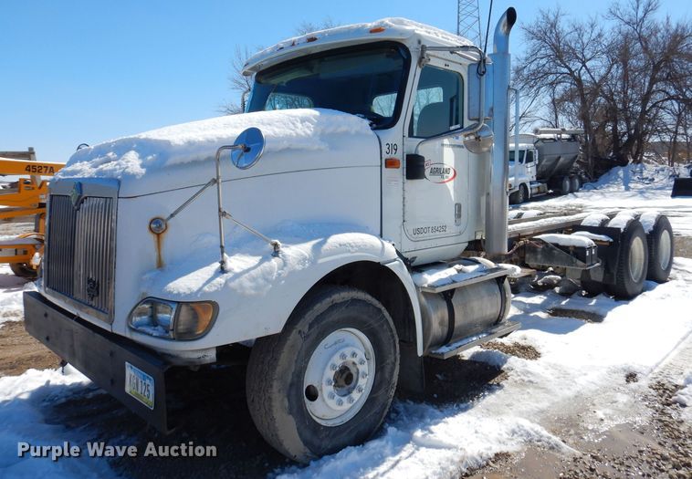 image for item IO9467 2001 International 9400i  truck cab and chassis