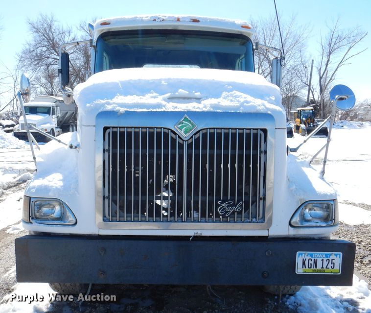 image for item IO9467 2001 International 9400i  truck cab and chassis