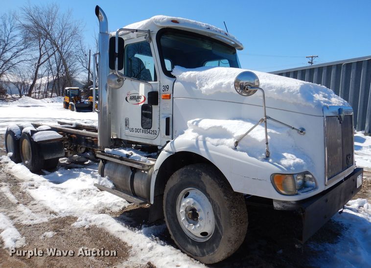 image for item IO9467 2001 International 9400i  truck cab and chassis