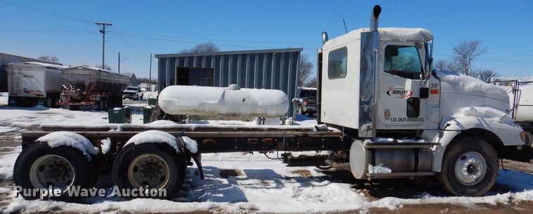 image for item IO9467 2001 International 9400i  truck cab and chassis