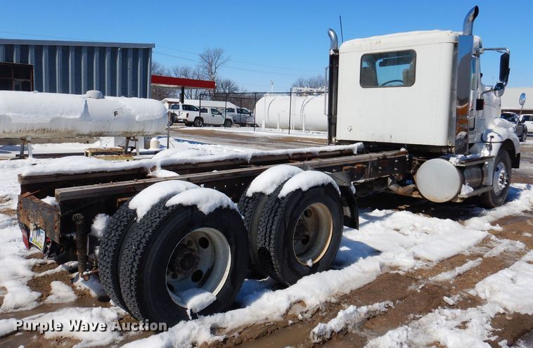 image for item IO9467 2001 International 9400i  truck cab and chassis