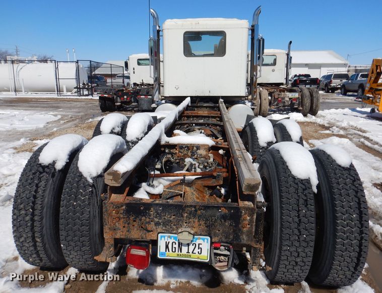 image for item IO9467 2001 International 9400i  truck cab and chassis