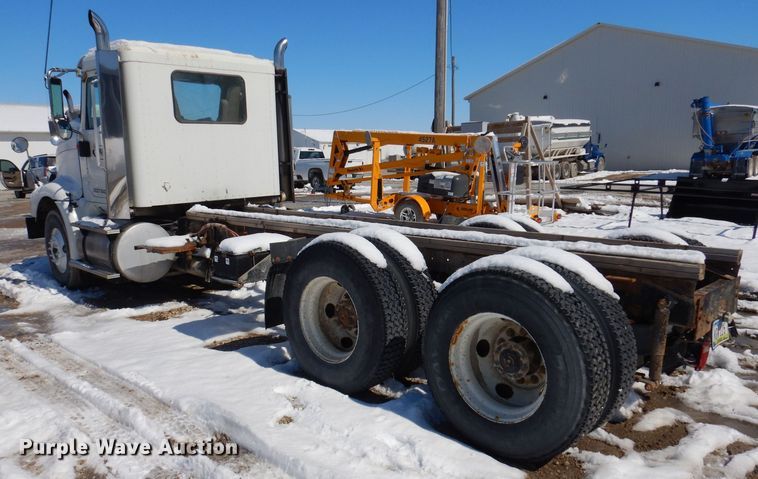 image for item IO9467 2001 International 9400i  truck cab and chassis