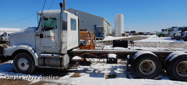 image for item IO9467 2001 International 9400i  truck cab and chassis