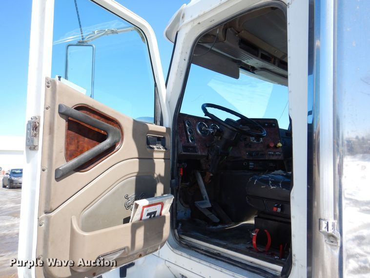 image for item IO9467 2001 International 9400i  truck cab and chassis
