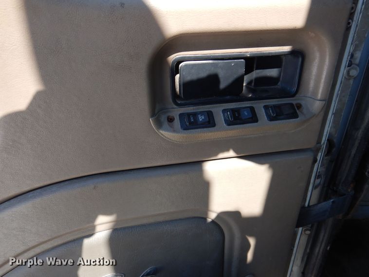 image for item IO9467 2001 International 9400i  truck cab and chassis