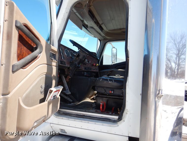 image for item IO9467 2001 International 9400i  truck cab and chassis