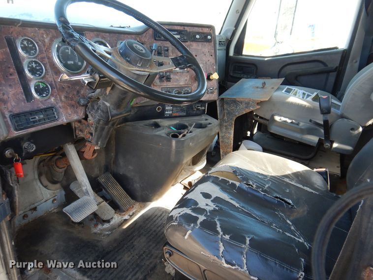 image for item IO9467 2001 International 9400i  truck cab and chassis