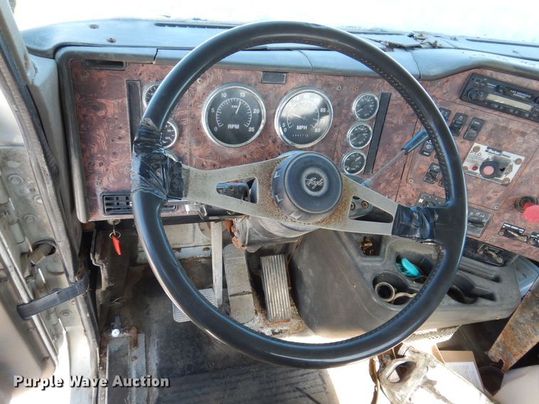 image for item IO9467 2001 International 9400i  truck cab and chassis