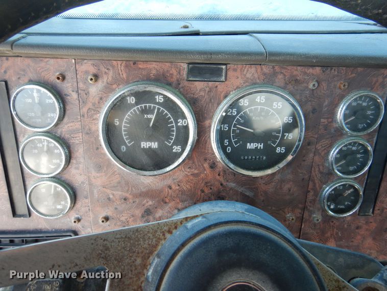 image for item IO9467 2001 International 9400i  truck cab and chassis