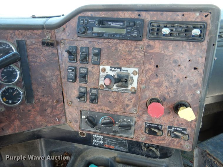 image for item IO9467 2001 International 9400i  truck cab and chassis