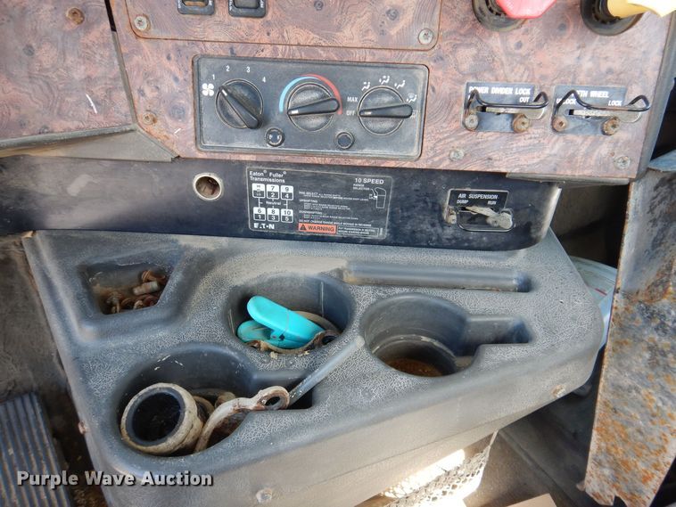 image for item IO9467 2001 International 9400i  truck cab and chassis