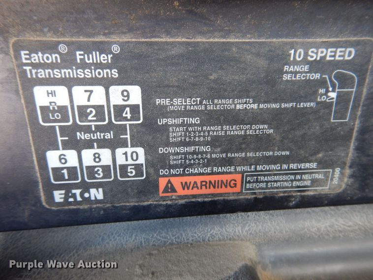 image for item IO9467 2001 International 9400i  truck cab and chassis