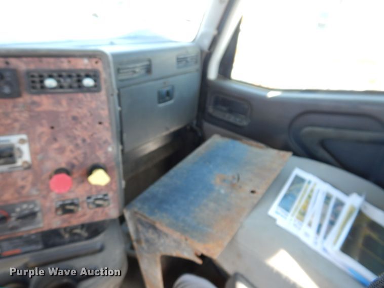 image for item IO9467 2001 International 9400i  truck cab and chassis