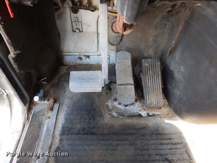 image for item IO9467 2001 International 9400i  truck cab and chassis