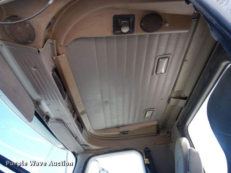 image for item IO9467 2001 International 9400i  truck cab and chassis