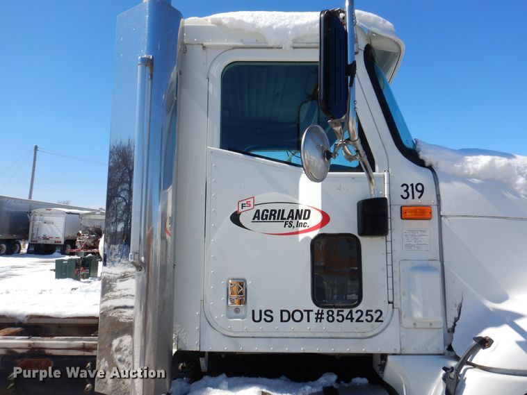 image for item IO9467 2001 International 9400i  truck cab and chassis